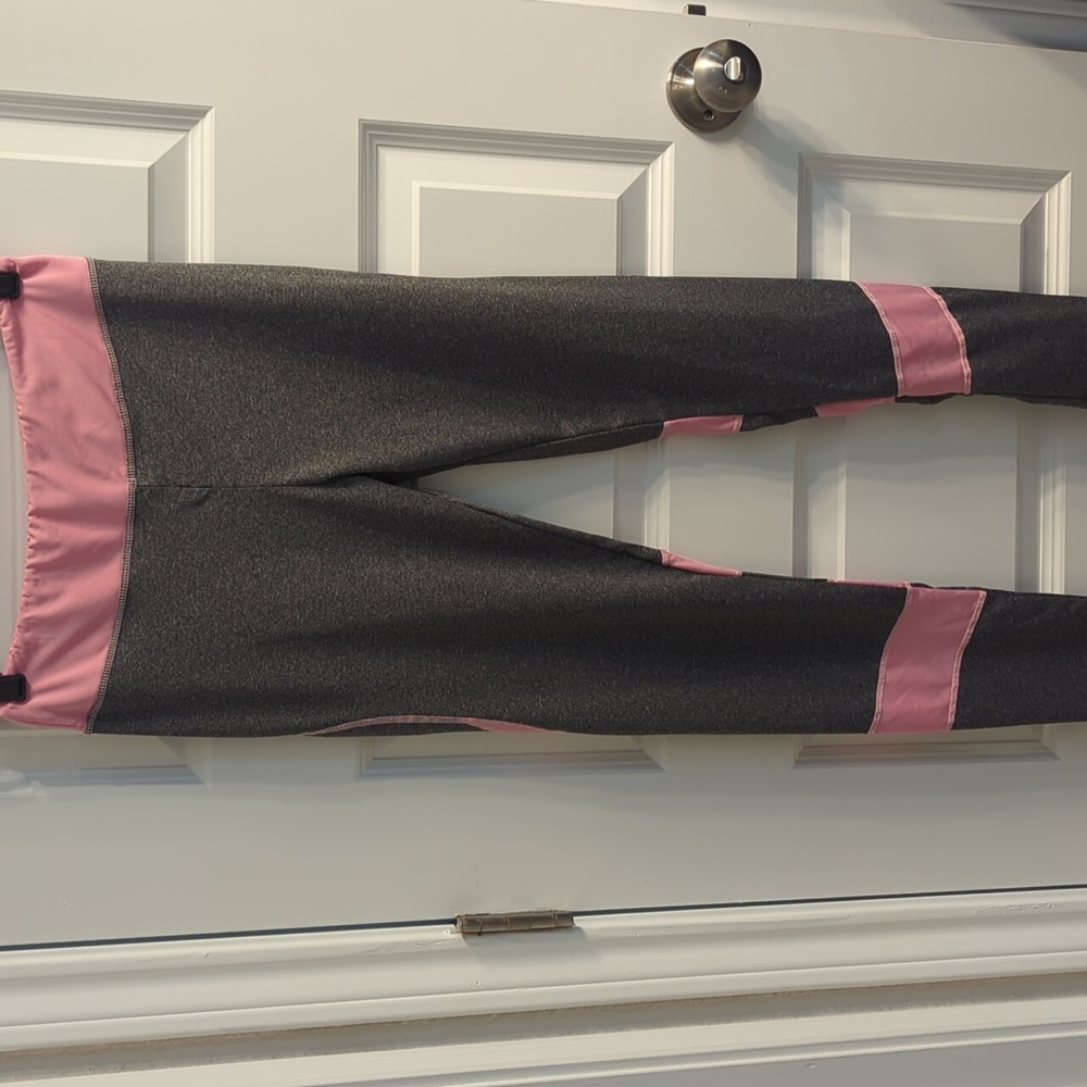 Cute leggings that accentuate curves